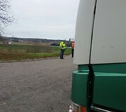 Vengdamas susidūrimo su lengvuoju automob, vilkikas su cisterna nuslydo nuo kelio ir apvirto 