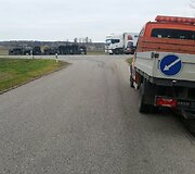 Vengdamas susidūrimo su lengvuoju automob, vilkikas su cisterna nuslydo nuo kelio ir apvirto 
