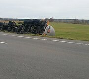 Vengdamas susidūrimo su lengvuoju automob, vilkikas su cisterna nuslydo nuo kelio ir apvirto 