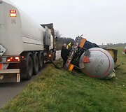 Vengdamas susidūrimo su lengvuoju automob, vilkikas su cisterna nuslydo nuo kelio ir apvirto 