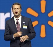 32. &bdquo;Walmart&ldquo; generalinis direktorius Dougas McMillonas