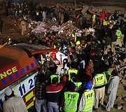 Lahore sugriuvo gamyklos pastatas