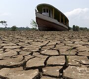 I&scaron;sausėjusi Amazonės upė Brazilijoje