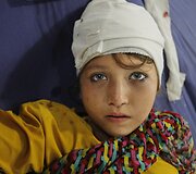Mergaitė sužeista per žemės drebėjimą Pakistano ligoninėje