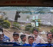 Indai apžiūrinėja i&scaron; Pakistano sienos pusės ap&scaron;audytą mokyklinį autobusą