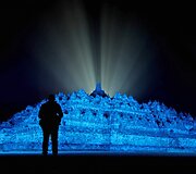 Monumentas Indonezijoje ap&scaron;viestas mėlyna spalva minint Jungtinių Tautų 70 metų jubiliejų