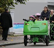 Prancūzijos pradinukai į mokykla atvažiuoja unikaliu minamu mokykliniu autobusiuku