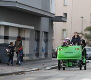 Prancūzijos pradinukai į mokykla atvažiuoja unikaliu minamu mokykliniu autobusiuku