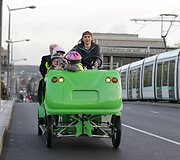 Prancūzijos pradinukai į mokykla atvažiuoja unikaliu minamu mokykliniu autobusiuku