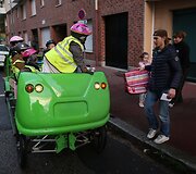 Prancūzijos pradinukai į mokykla atvažiuoja unikaliu minamu mokykliniu autobusiuku
