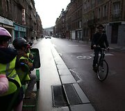 Prancūzijos pradinukai į mokykla atvažiuoja unikaliu minamu mokykliniu autobusiuku