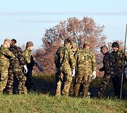 Slovėnijos armija įrenginėja spygliuotų vielų užtvaras