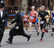 Ortodoksai žydai bando pereiti į kitą gatvės pusę maratono metu