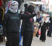 Manekenai Palestinos turguje, užra&scaron;as skelbia &ndash; &bdquo;nudurk!&ldquo;