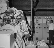 Darbuotojas tikrina ligoninės atsarginį elektros generatorių