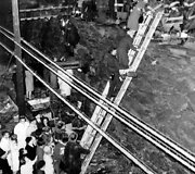 Gelbėtojai padeda kelias valandas metro įstrigusiems žmonėms i&scaron;lipti į gatvę