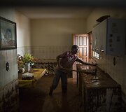 Brazilas po užtvankos griūties valo purvu užlietus savo namus