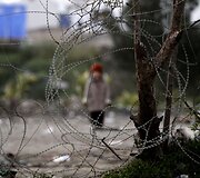 Migrantų vaikas prie sienos su Makedonija