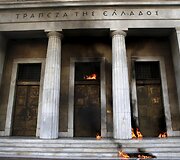 Protestuotojai Graikijoje padegė centrinio banko duris