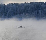 Vyrai valtelėje iriasi Rusijos ežere