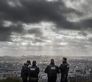 Paryžiaus policininkai saugo bažnyčią ant Monmartro kalvos