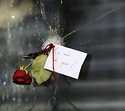 Paryžiaus teroro atakų vietoje užra&scaron;e klausiama &ndash; &bdquo;Vardan ko?&ldquo;