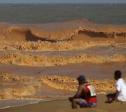Sugriuvusios užtvankos užter&scaron;ti vandenys pasiekė Atlanto vandenyną