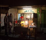 Moteris pakelės restoranėlyje kepa vi&scaron;tieną