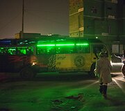 Vyrai bando sustabdyti autobusą viduryje gatvės