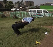Vyras verčiasi per galvą netoli sporto klubo Nairobyje