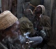 Vyras rūko cigaretę su heroinu, tolumoje du vaikinai leidžiasį &scaron;į narkotiką į veną