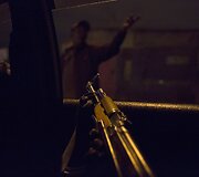 Policijos pareigūnas slapta laiko nukreipęs automatą į apklausiamą vyrą gatvėje