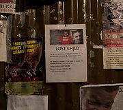 Plakatas apie dingusį vaiką netoli policijos nuovados Nairobyje