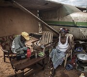 Centrinės Afrikos Respublikos gyventojai, įsikūrę po senu lėktuvu