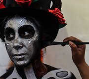 Muzikos žvaigždžių įkvėptų kūno pie&scaron;inių paroda Čilėje
