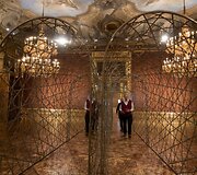 &Scaron;viesų ir veidrodžių barokinė karalystė menininko Olafuro Eliassono paroda Vienoje