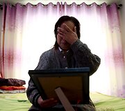 Cui Wenlan laiko savo mirusio sūnaus nuotrauką
