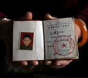 Sun Huanping rodo savo sūnaus garbingąjį vienintelio vaiko sertifikatą