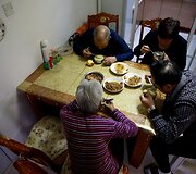 Jiangas Weimao'as su žmona Zhang Yinxiu pietauja pas Zhang tėvus