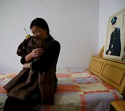 Zheng Qing apkabina savo mirusio sūnaus mėgstamiausią striukę