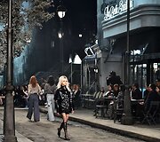 &bdquo;Chanel&ldquo; tarpsezoninės kolekcijos pristatymas