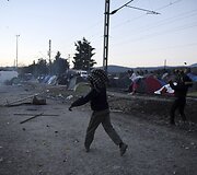 Sulaikyti migrantai akmenimis apmėto praleidžiamus pabėgėlius