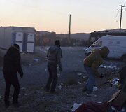 Sulaikyti migrantai akmenimis apmėto praleidžiamus pabėgėlius