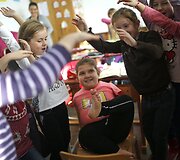 Septynerių Ramela Meseljevic gimė be rankų ir viena trumpesne koja
