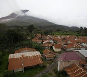 Po Sinabungo ugnikalno i&scaron;sivežimo apleistas kaimas Indonezijoje