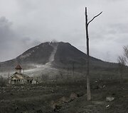 Po Sinabungo ugnikalno i&scaron;sivežimo apleistas kaimas Indonezijoje
