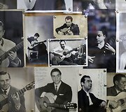 Žymiausių flamenko gitaristų nuotraukos, i&scaron;kabintos dirbtuvės