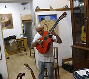 Ispani&scaron;kų gitarų meistras derina ką tik pagamintą gitarą