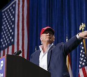 Donaldas Trumpas nurodo apsaugai i&scaron;vesti asmenį i&scaron; renginio
