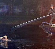 Kinijos patruliai bando i&scaron;griebti vyrą plaukiantį ežere, kur tai yra draudžiama